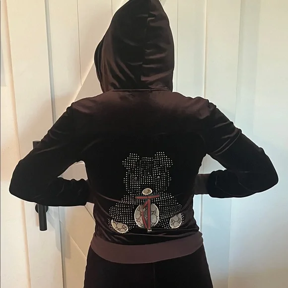 GUCCI-Women's Velvet Tracksuit in Dark Brown with Rhinestone Bears. - Picture 13 of 16